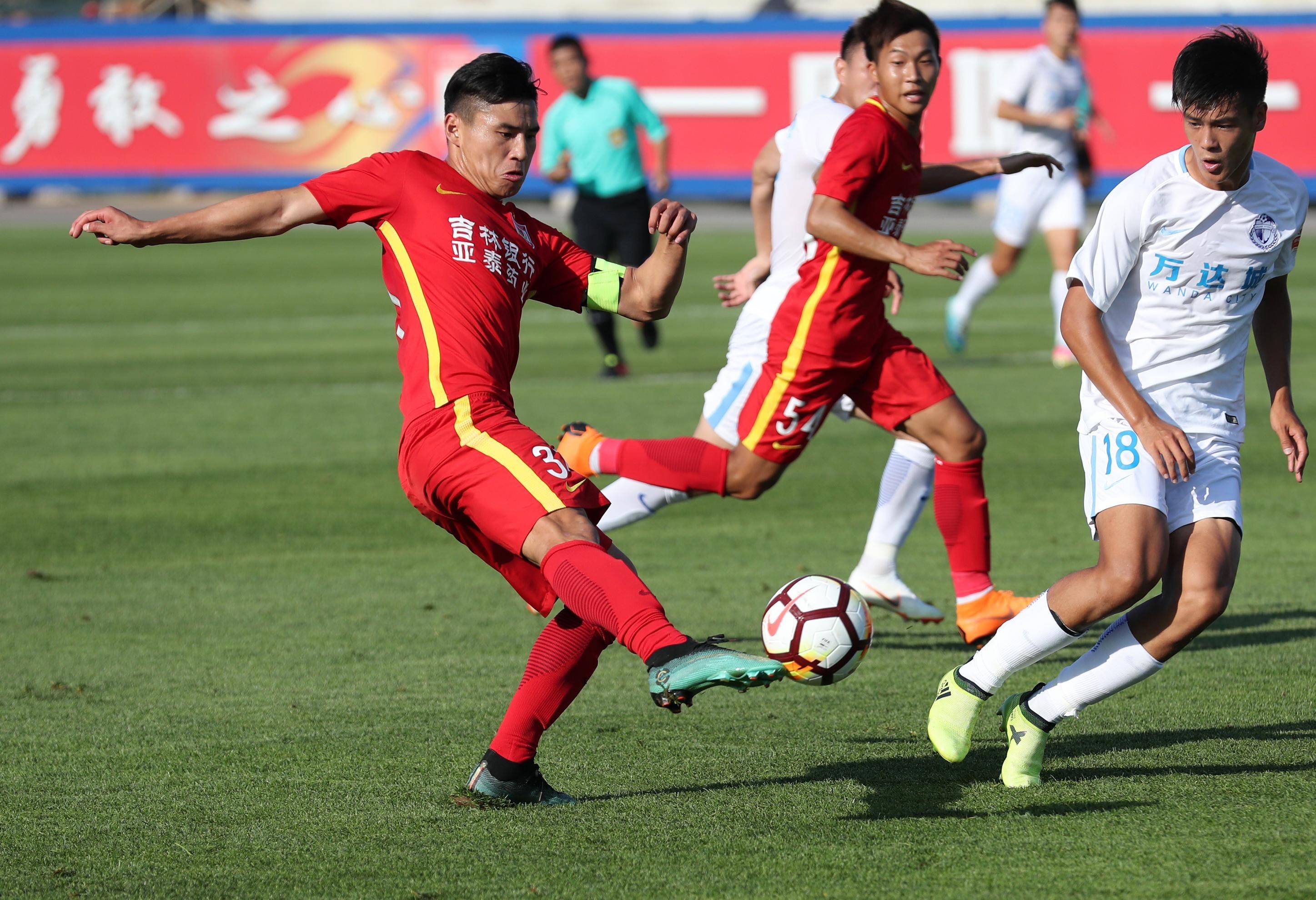 包含中超比赛掀起观赛热潮，足坛风云再起的词条