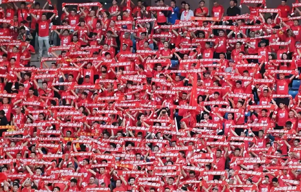 关于战斗结束时球员庆祝，球迷掌声阵阵的信息