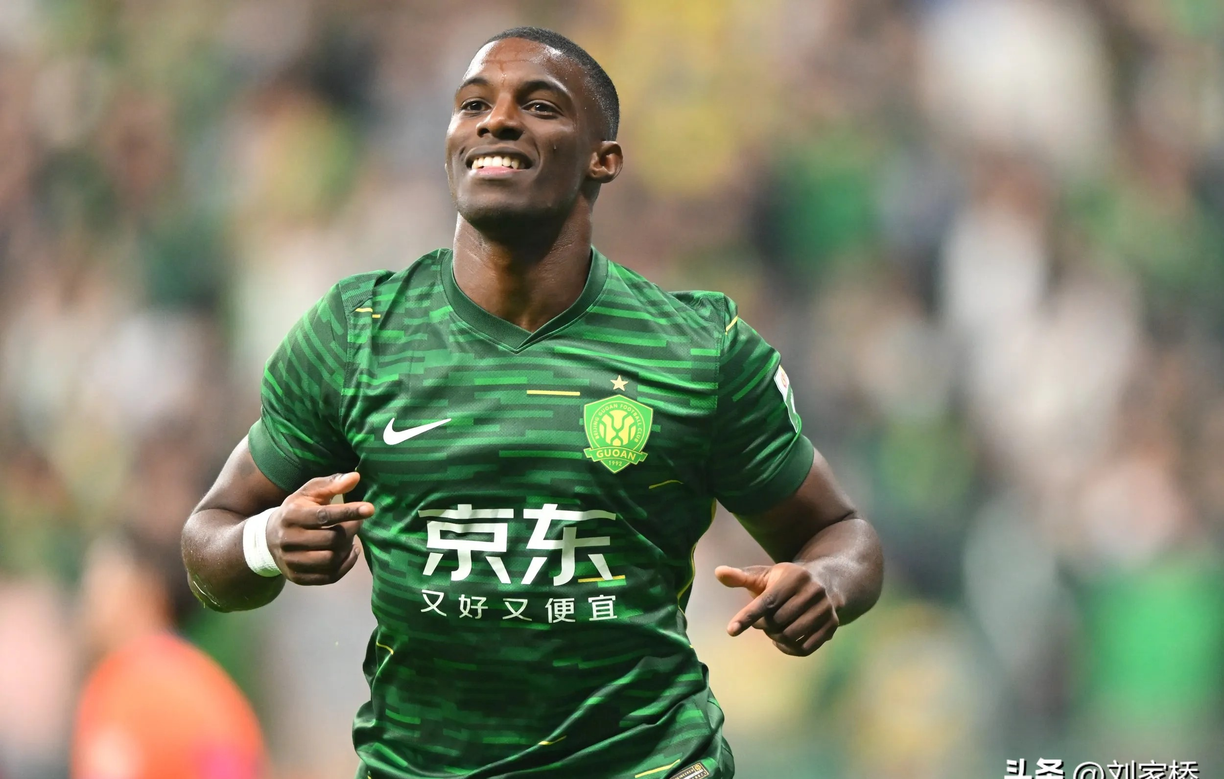 关于国安客场大败，领先优势缩小，榜首位置不稳的信息