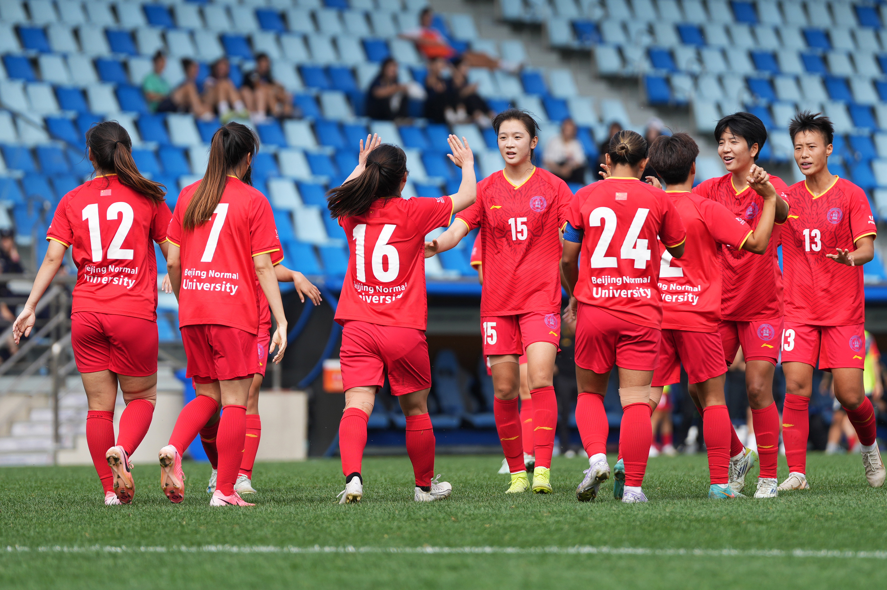 女足比赛球队举行球迷见面会，与球迷互动交流