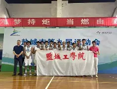 运动员在篮球比赛中创下巨大纪录英语